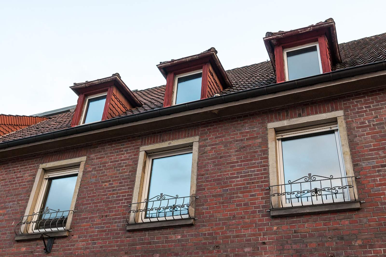 Bakstenen woning met drie dakkapellen in een pannendak